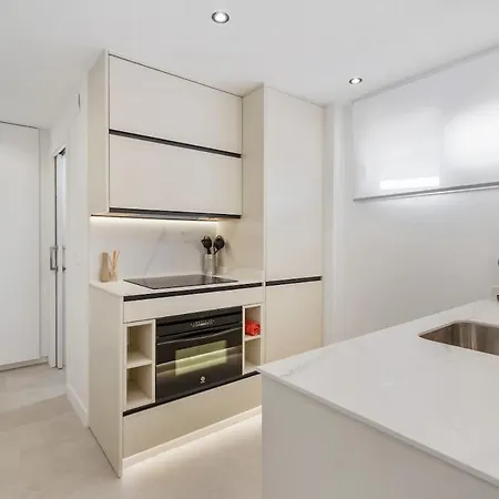 Beachside 1br - Pool & Walk To Town